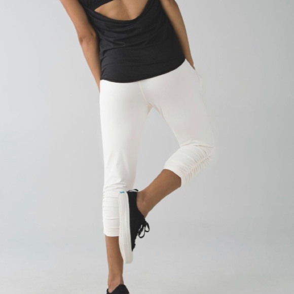 Lululemon Sunset Salutation Crop Angel Wing / Ziggy Snake Butter Pink Black - Picture 2 of 13